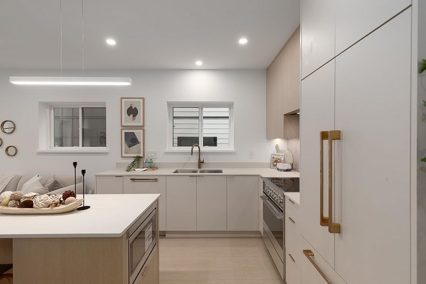 208 2339 E 34th Avenue