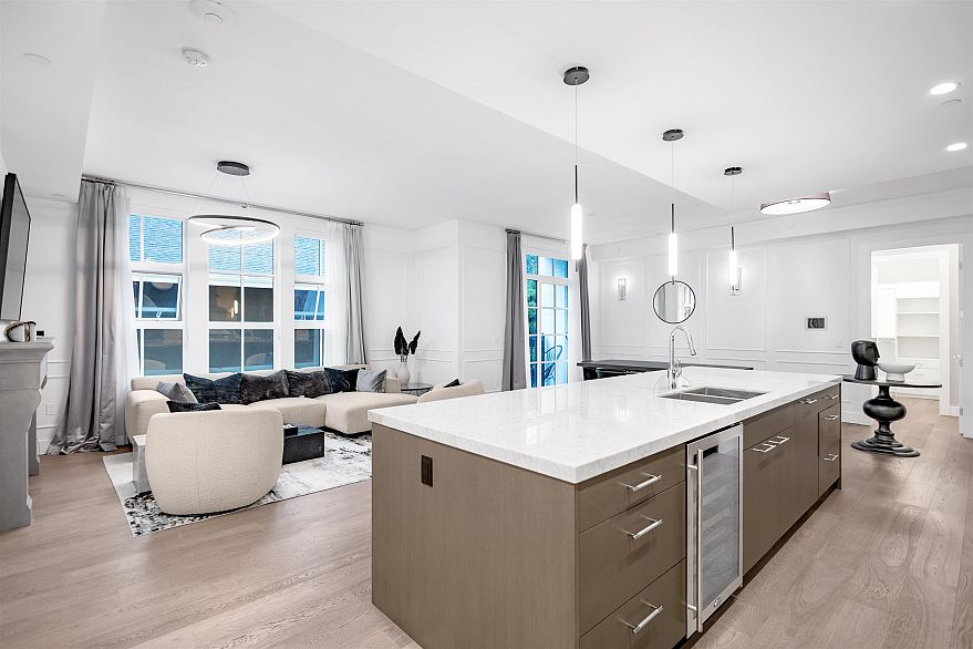 204 1009 Laurier Avenue