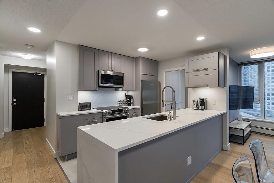 2107 689 Abbott Street