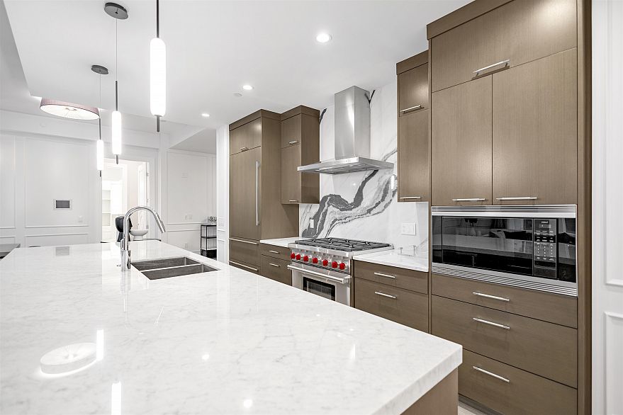 204 1009 Laurier Avenue