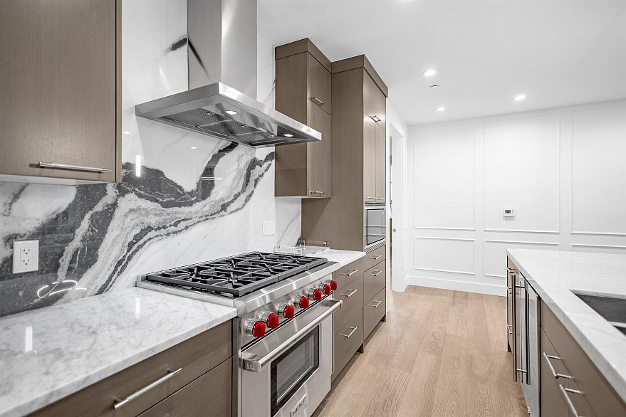 204 1009 Laurier Avenue