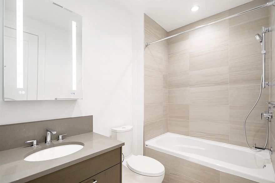 204 1009 Laurier Avenue