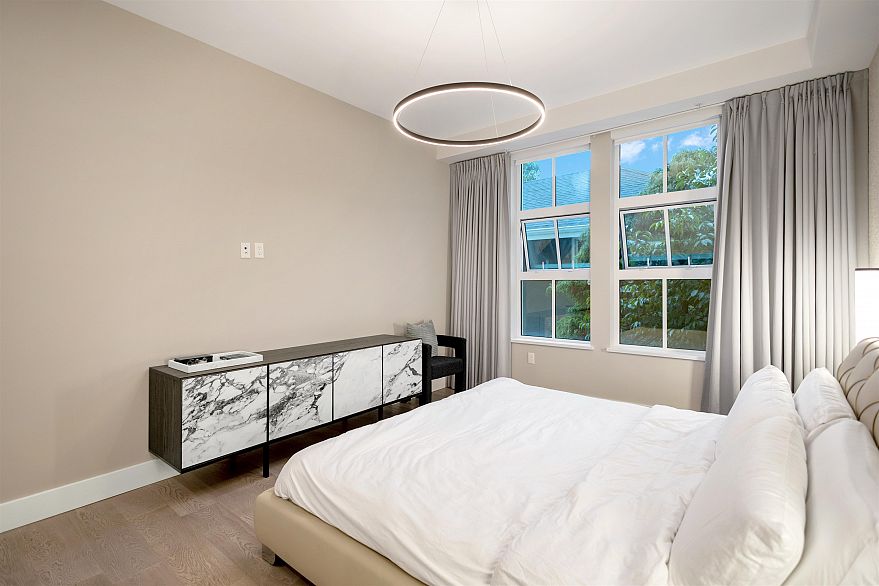 204 1009 Laurier Avenue