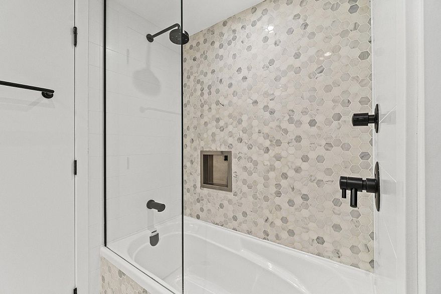 505 1180 Broughton Street