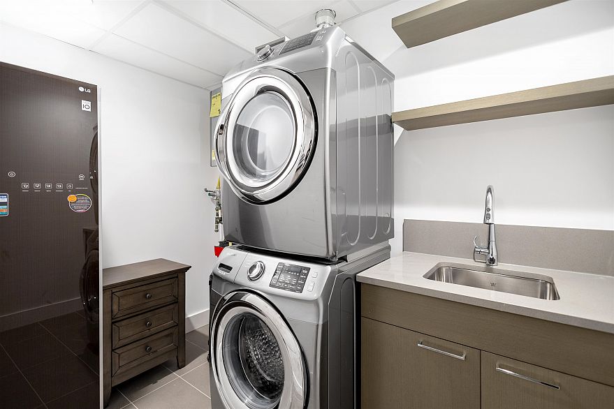 204 1009 Laurier Avenue