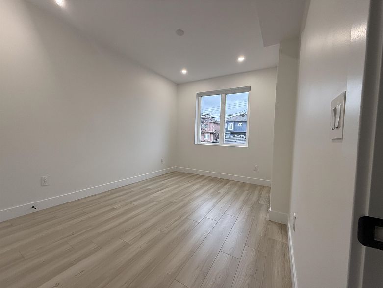 2 1577 E 58th Avenue