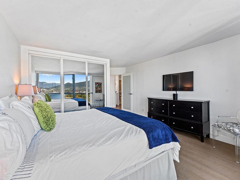 2302 1415 West Georgia Street