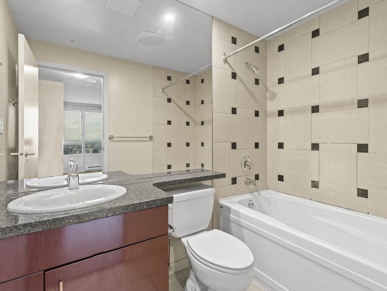 3805 1033 Marinaside Crescent