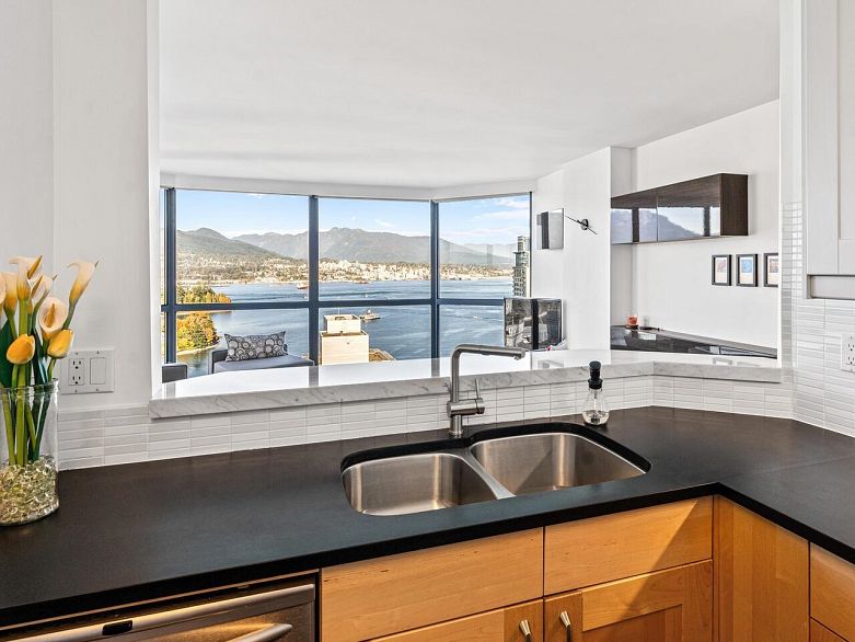 2302 1415 West Georgia Street