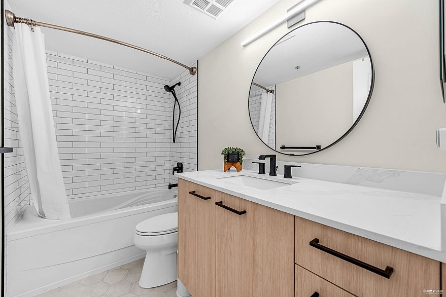 305 868 W 16th Avenue