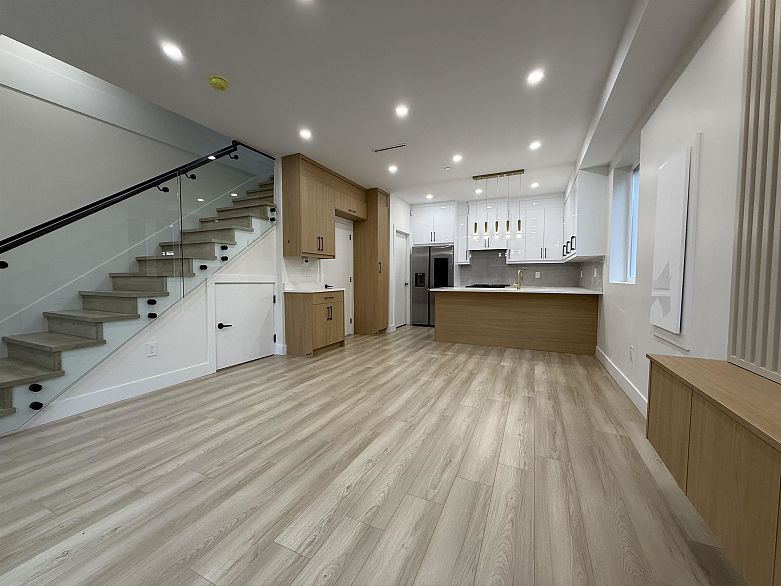 2 1577 E 58th Avenue