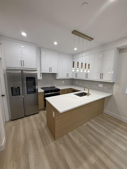 3 1577 E 58th Avenue