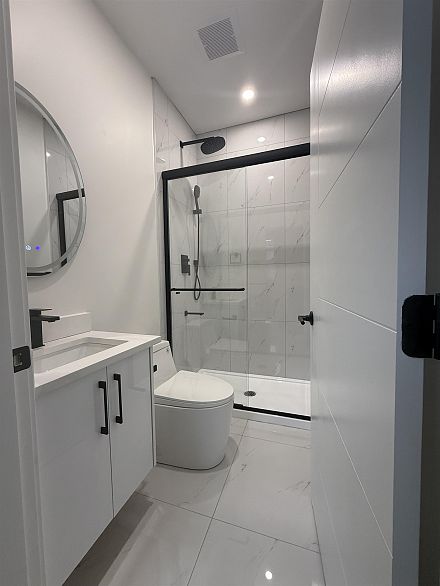 3 1577 E 58th Avenue