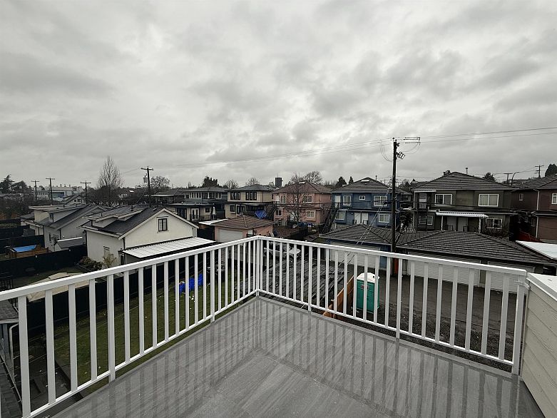 3 1577 E 58th Avenue