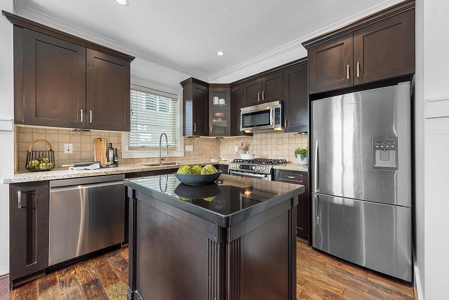 2525 W 7TH AVENUE, Vancouver BC V6K 1Y8