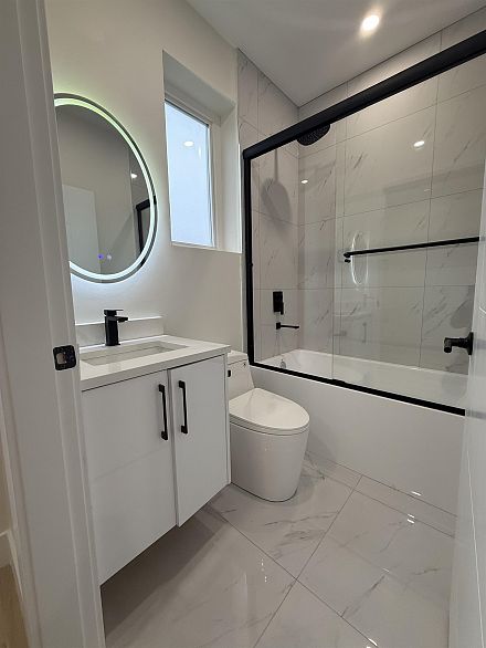 2 1577 E 58th Avenue