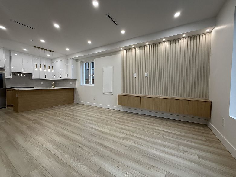 3 1577 E 58th Avenue