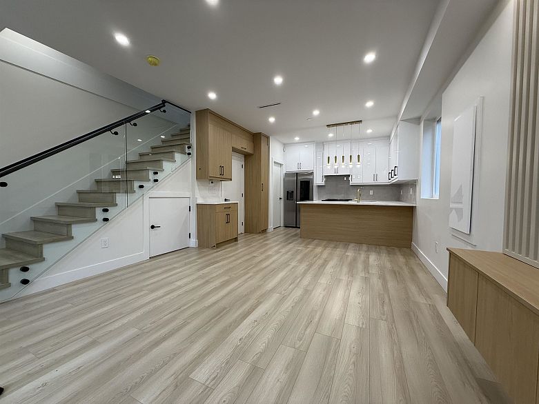 3 1577 E 58th Avenue