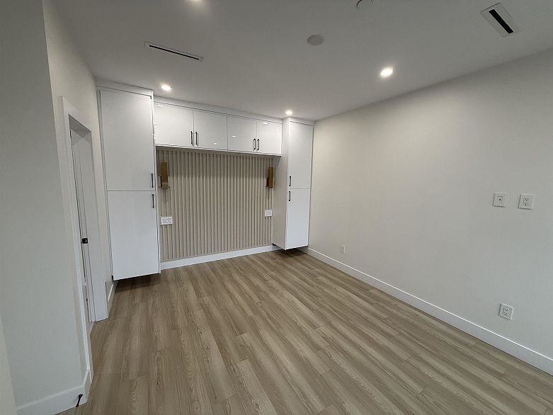 2 1577 E 58th Avenue