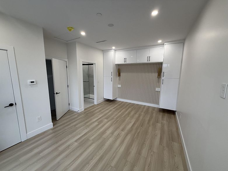 2 1577 E 58th Avenue