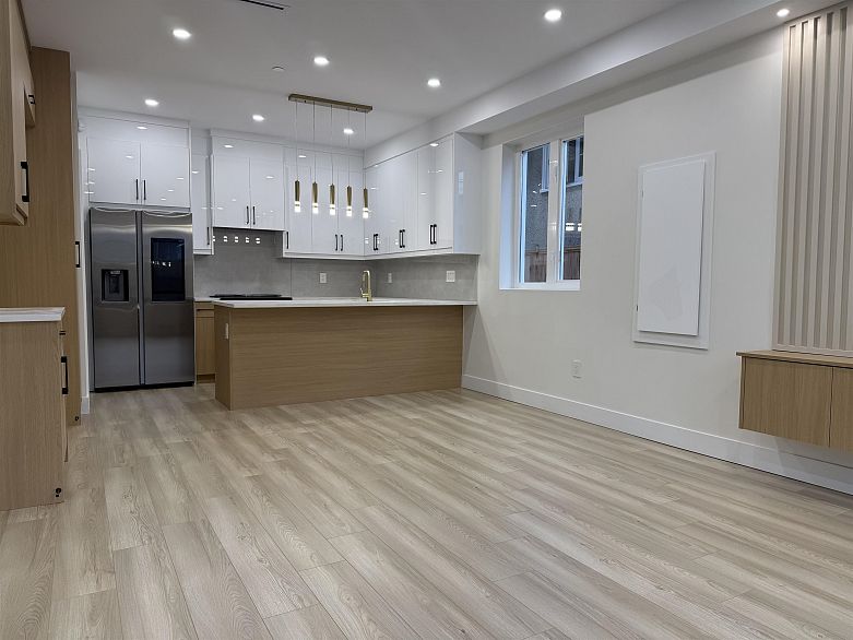 2 1577 E 58th Avenue