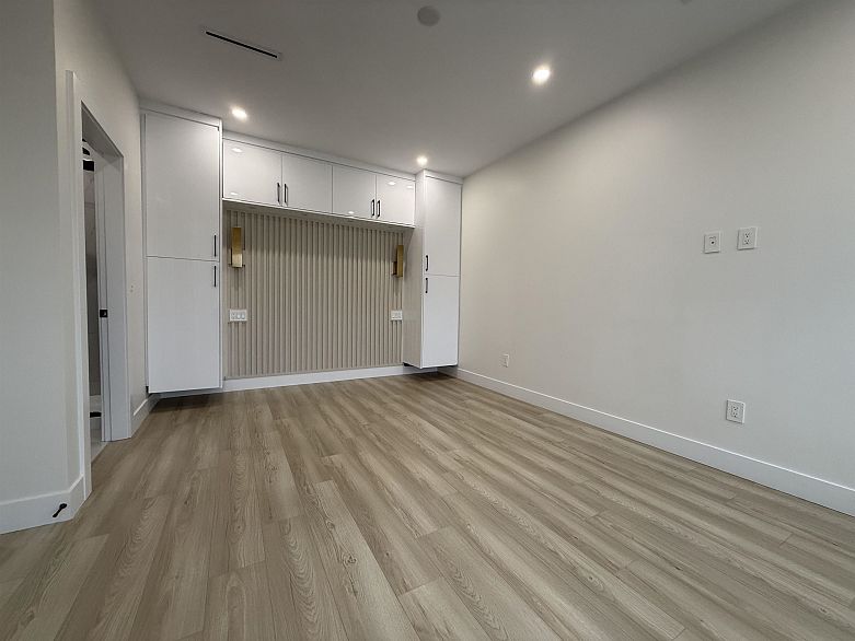 3 1577 E 58th Avenue