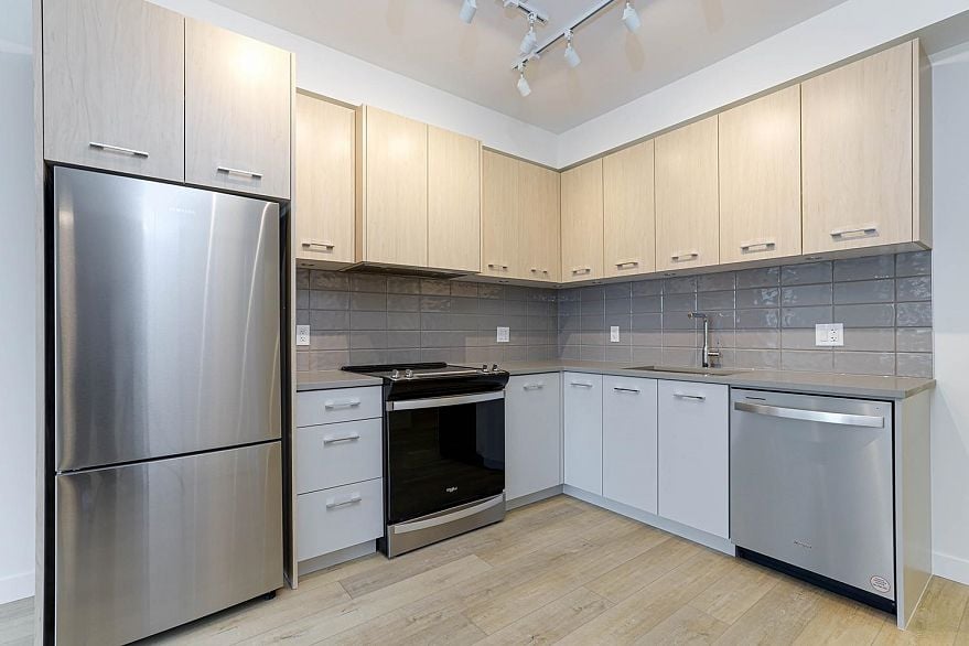 411 4933 Clarendon Street