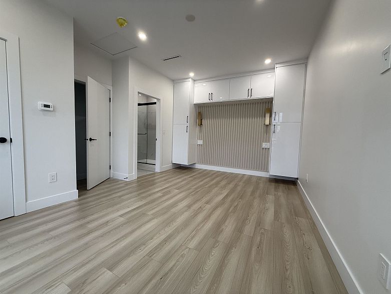 3 1577 E 58th Avenue