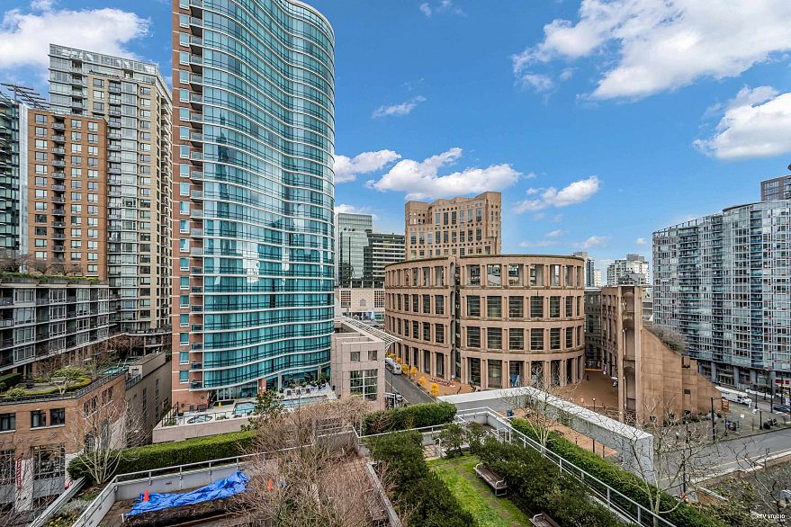 1002 833 Homer Street