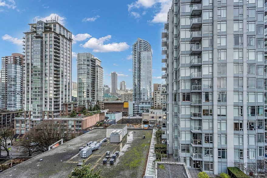 1002 833 Homer Street