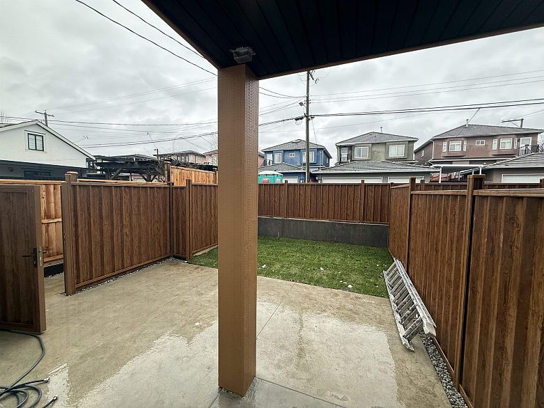 3 1577 E 58th Avenue