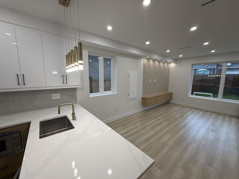 2 1577 E 58th Avenue