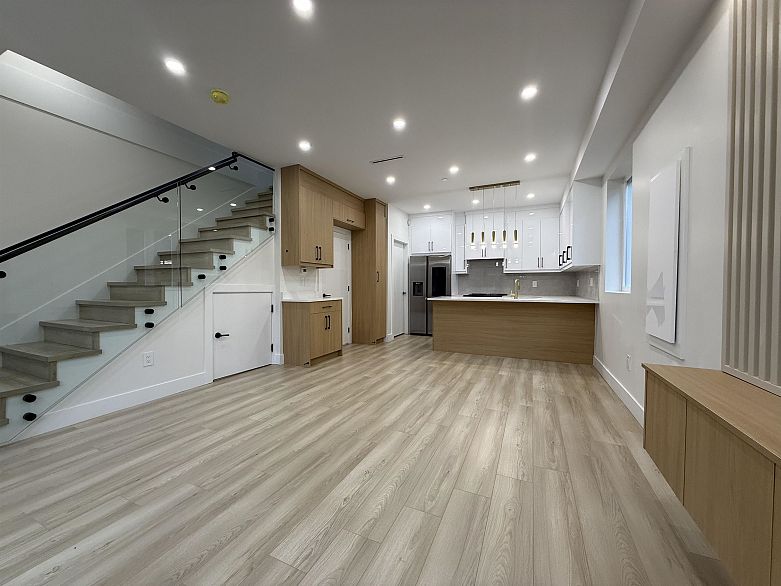 3 1577 E 58th Avenue