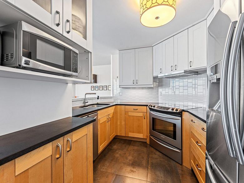 2302 1415 West Georgia Street