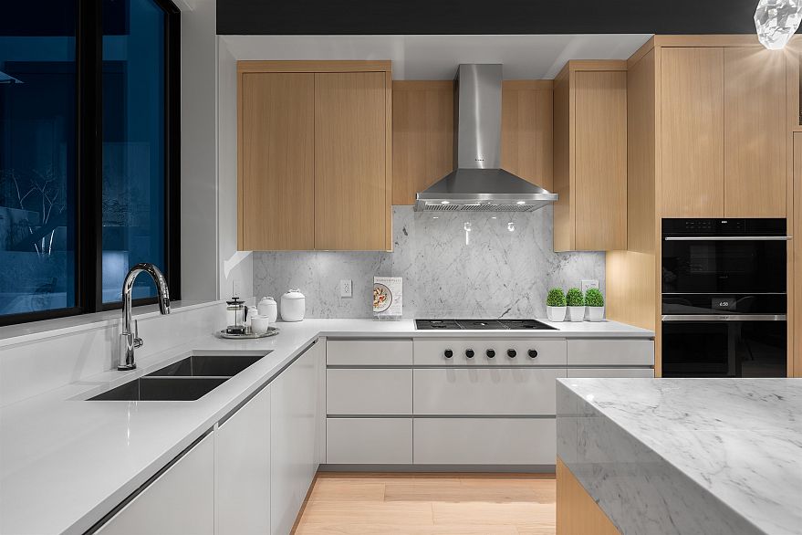 4346 Locarno Crescent