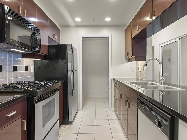 3805 1033 Marinaside Crescent