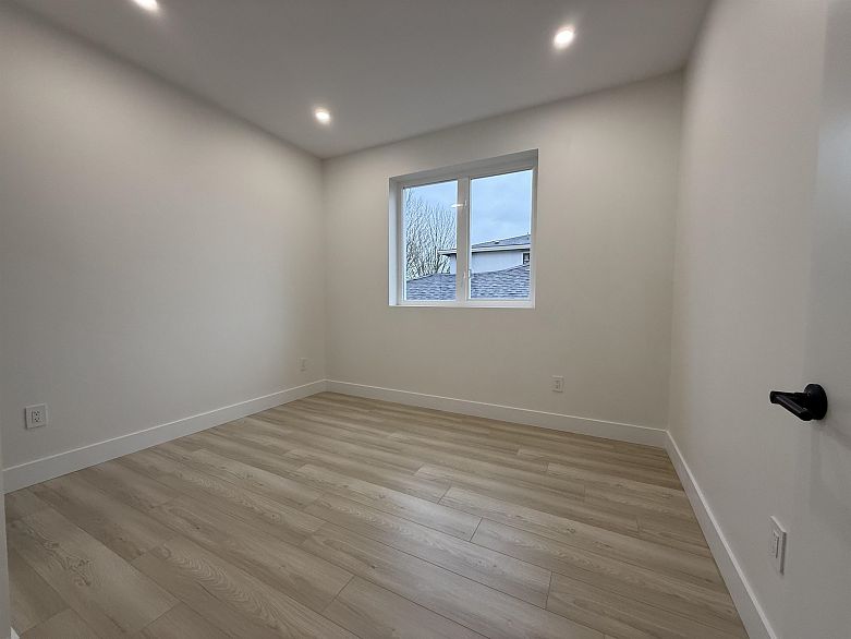 3 1577 E 58th Avenue