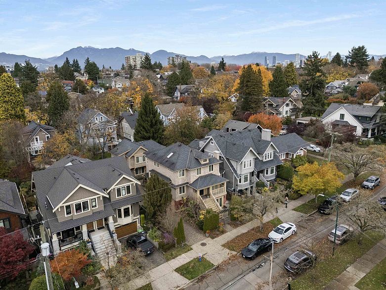 2525 W 7TH AVENUE, Vancouver BC V6K 1Y8