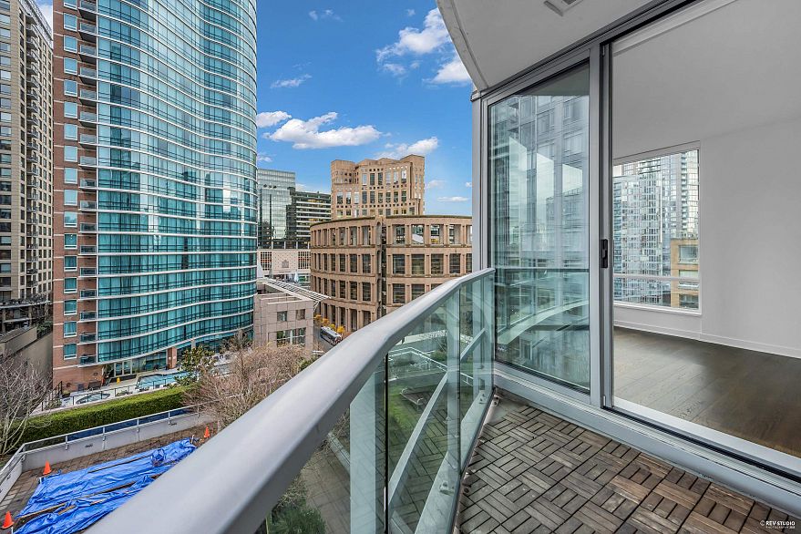 1002 833 Homer Street