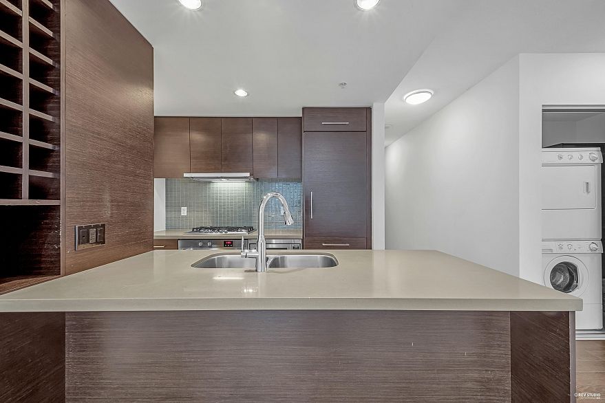 1002 833 Homer Street