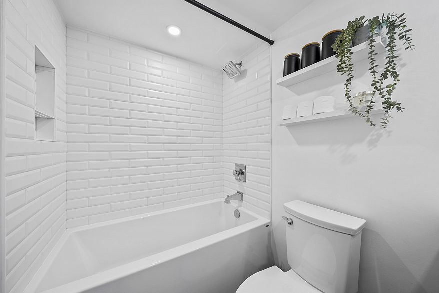 112 1345 W 4th Avenue