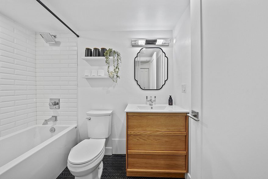 112 1345 W 4th Avenue