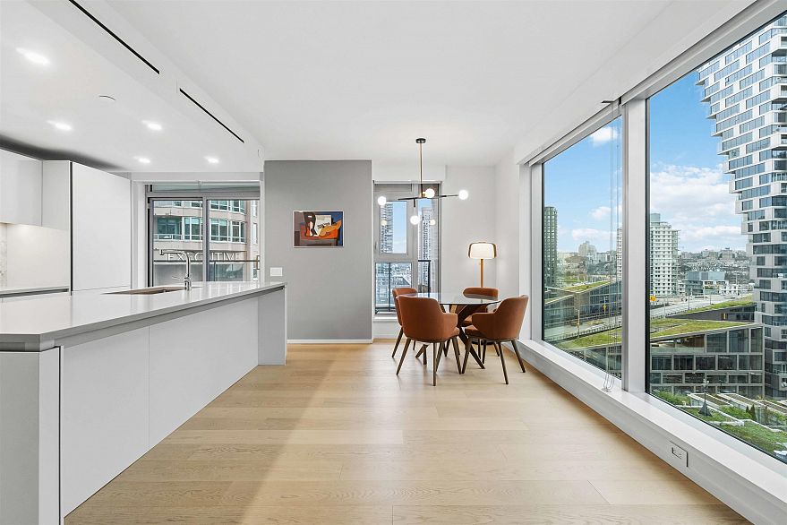 1002 889 Pacific Street