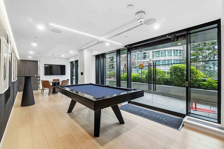 1002 889 Pacific Street