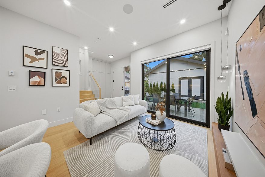 2 2635 W 12th Avenue