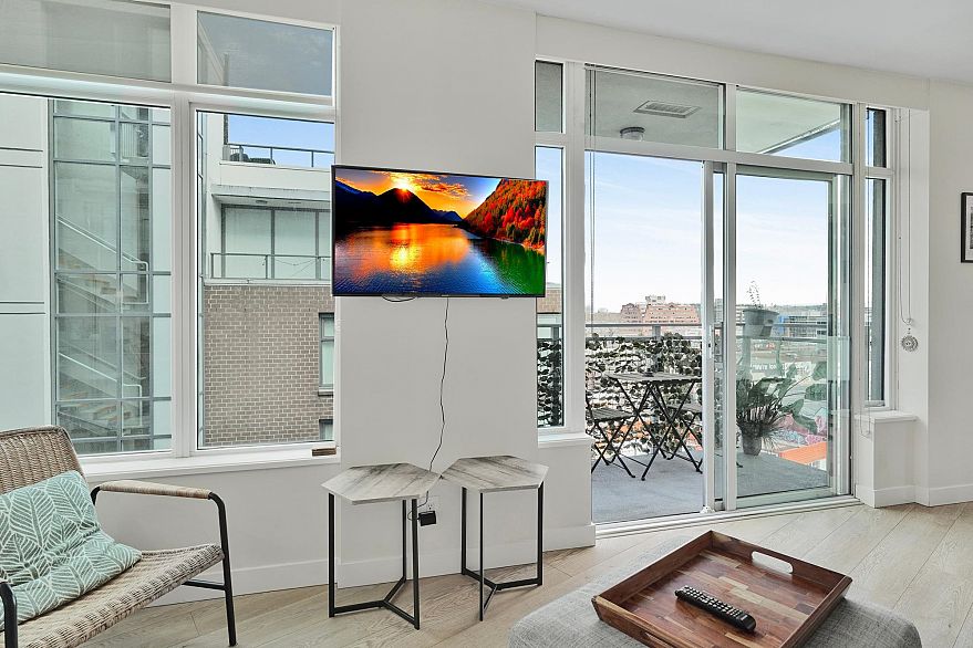 803 161 E 1st Avenue