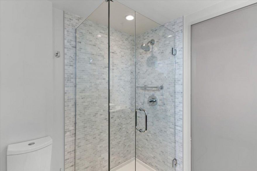 912 189 Keefer Street