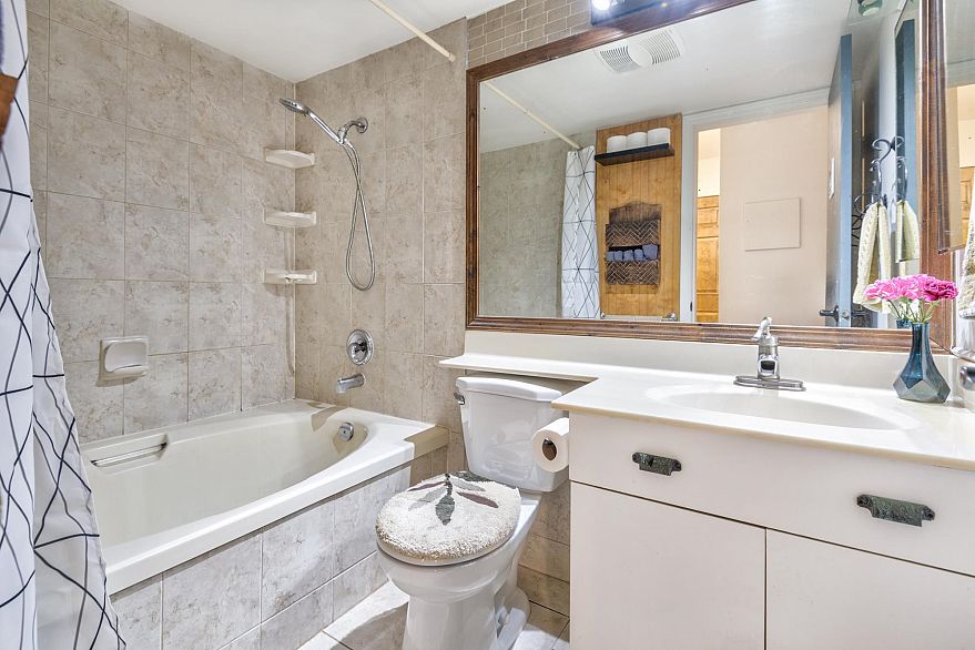 204 1082 W 8th Avenue