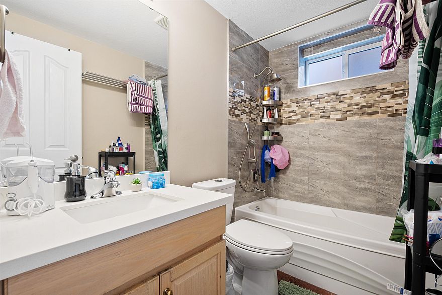 4988 Sherbrooke Street