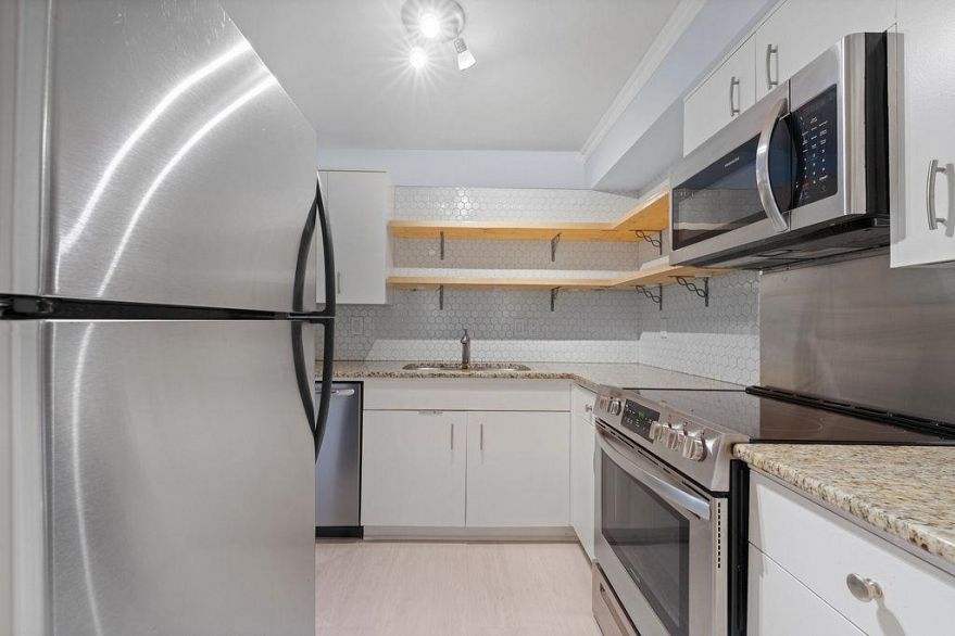 203 1665 Arbutus Street